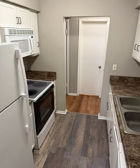 2405 Arlington Cres #A — Photo 4