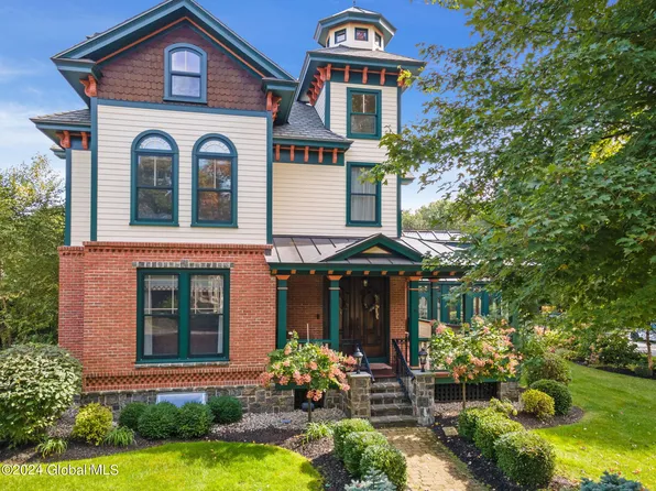 8 Oakridge Boulevard, Saratoga Springs, NY 12866