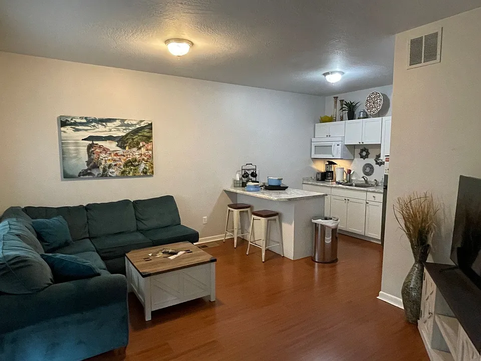 185 E E St