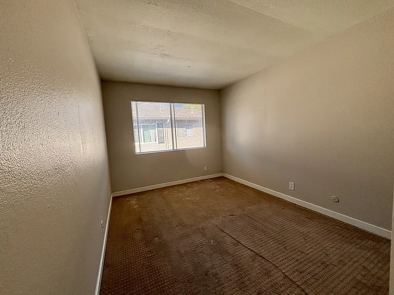 1055 Mohr Ln #B — Photo 9