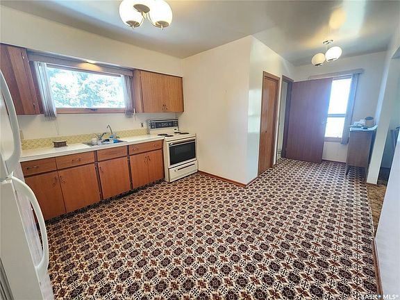 5th image of 204 Saskatchewan Ave