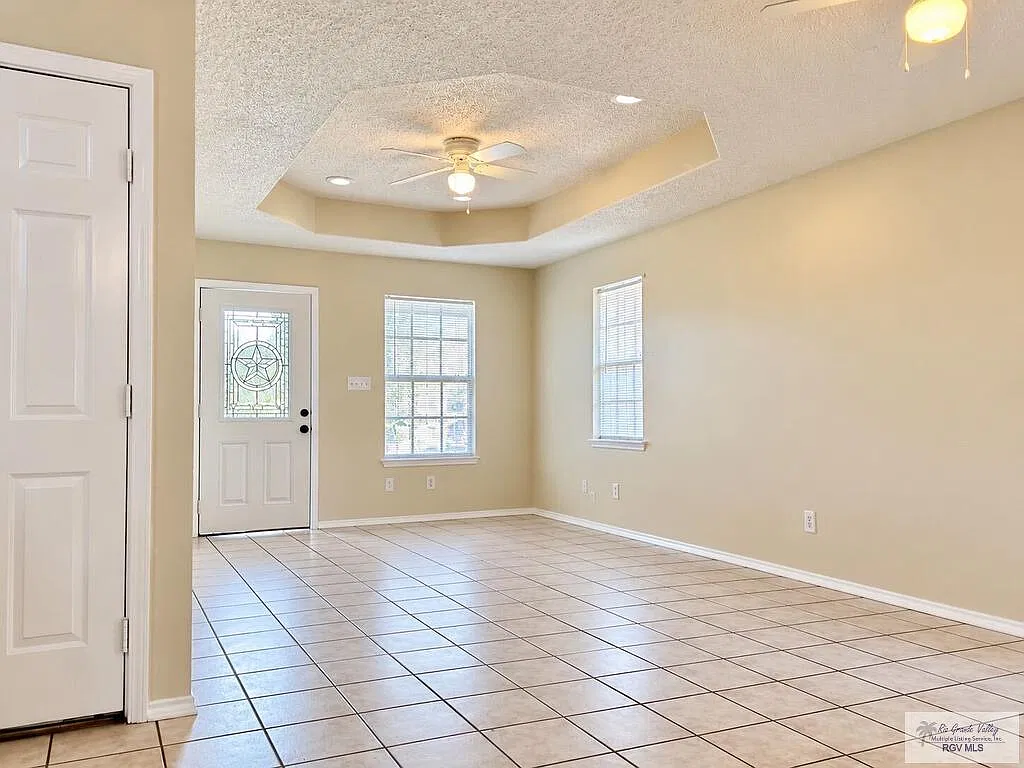 3 bed, 2.0 bath, 1032 sqft, $1,700 — Photo 2