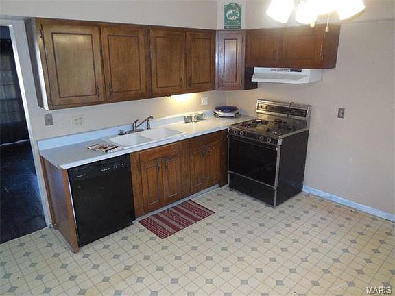 4th image of 712 Village Square Dr