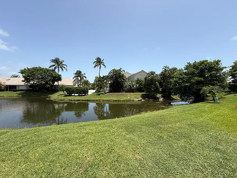225 N Lakeshore Dr — Photo 4
