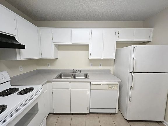 5th image of 1100 Green Tree Ct #D