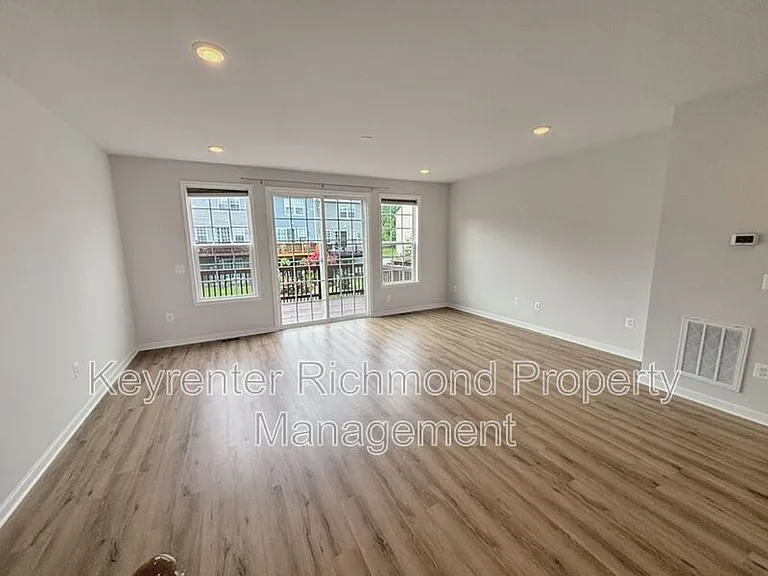 1404 Whitehurst Way — Photo 7