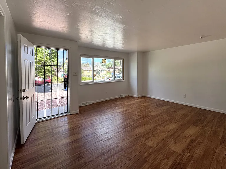 321 S Salem St — Photo 3