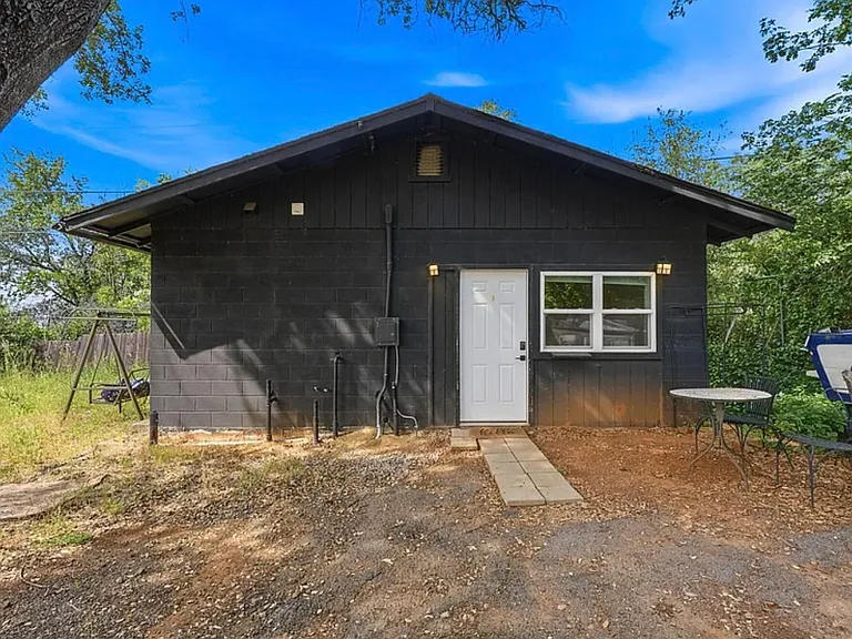 1448 Mistletoe Ln #B — Photo 7