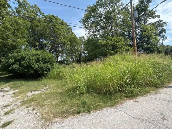 11328 E Lexington Ave, Independence, MO 64054