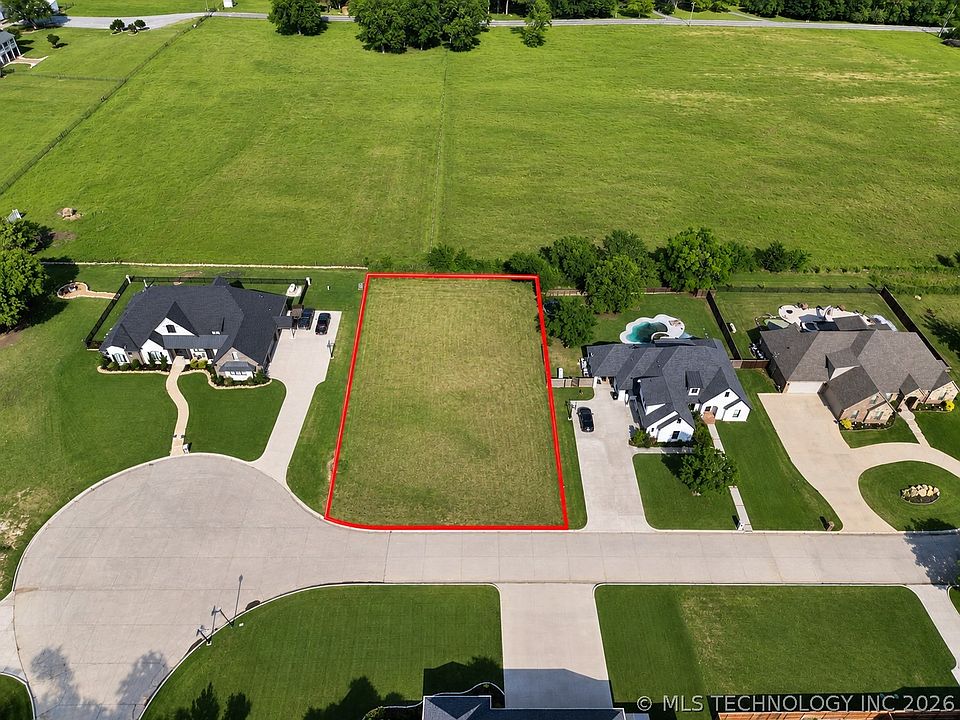 2nd image of 4916 Castello Dr