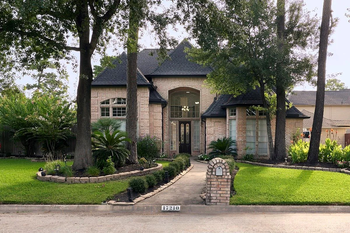5 bed, 3.5 bath, 3683 sqft, $3,500 — Photo 2