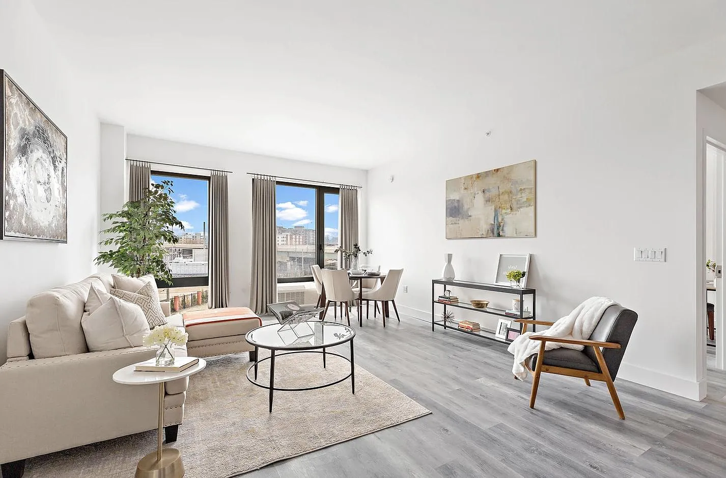 460 Grand — Photo 1