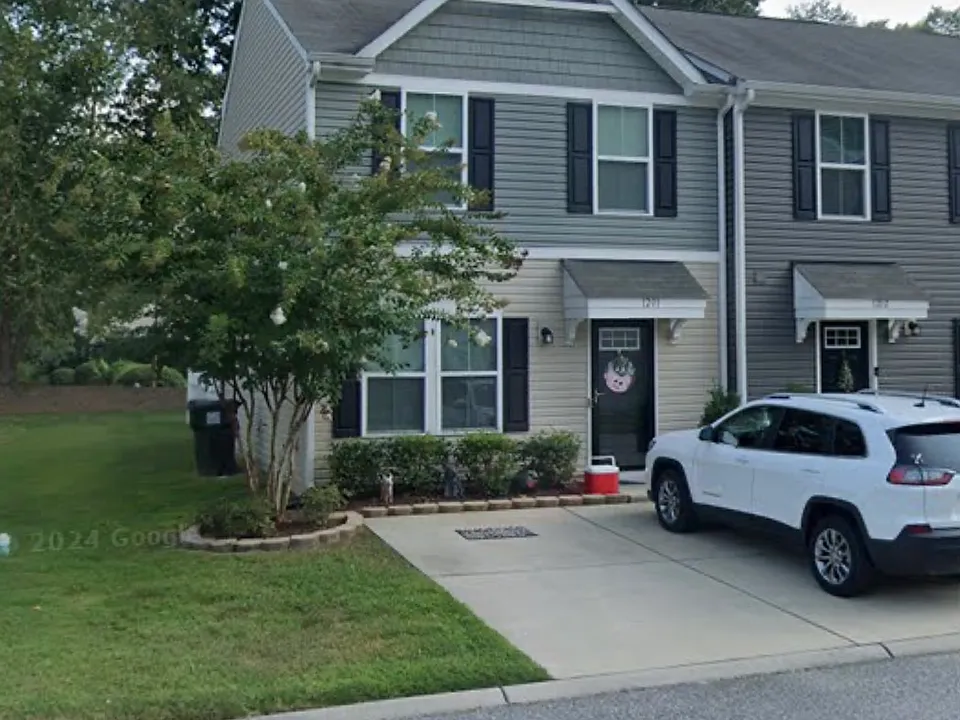1201 Lakeview Cv