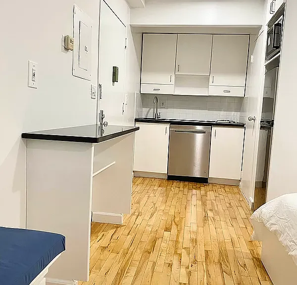 319 E 8th St #1A — Photo 3