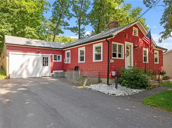 26 Lakeview Rd, Pascoag, RI 02859