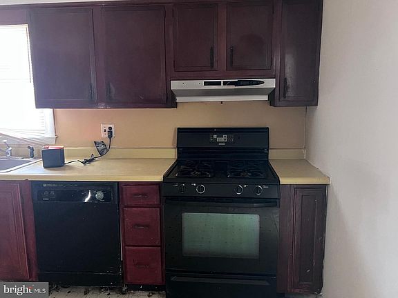 3rd image of 320 Company St