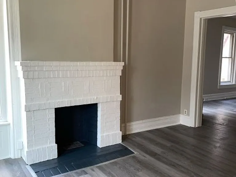 1046 W Walnut St — Photo 2