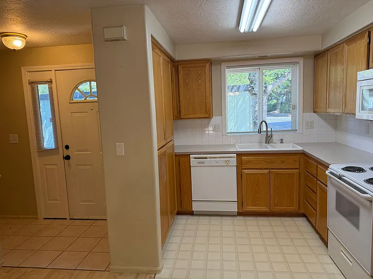 1638 Fetters Loop — Photo 11
