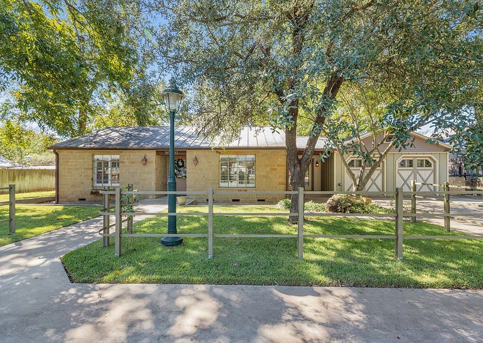 107 W Morse St, Fredericksburg, TX 78624 Zillow