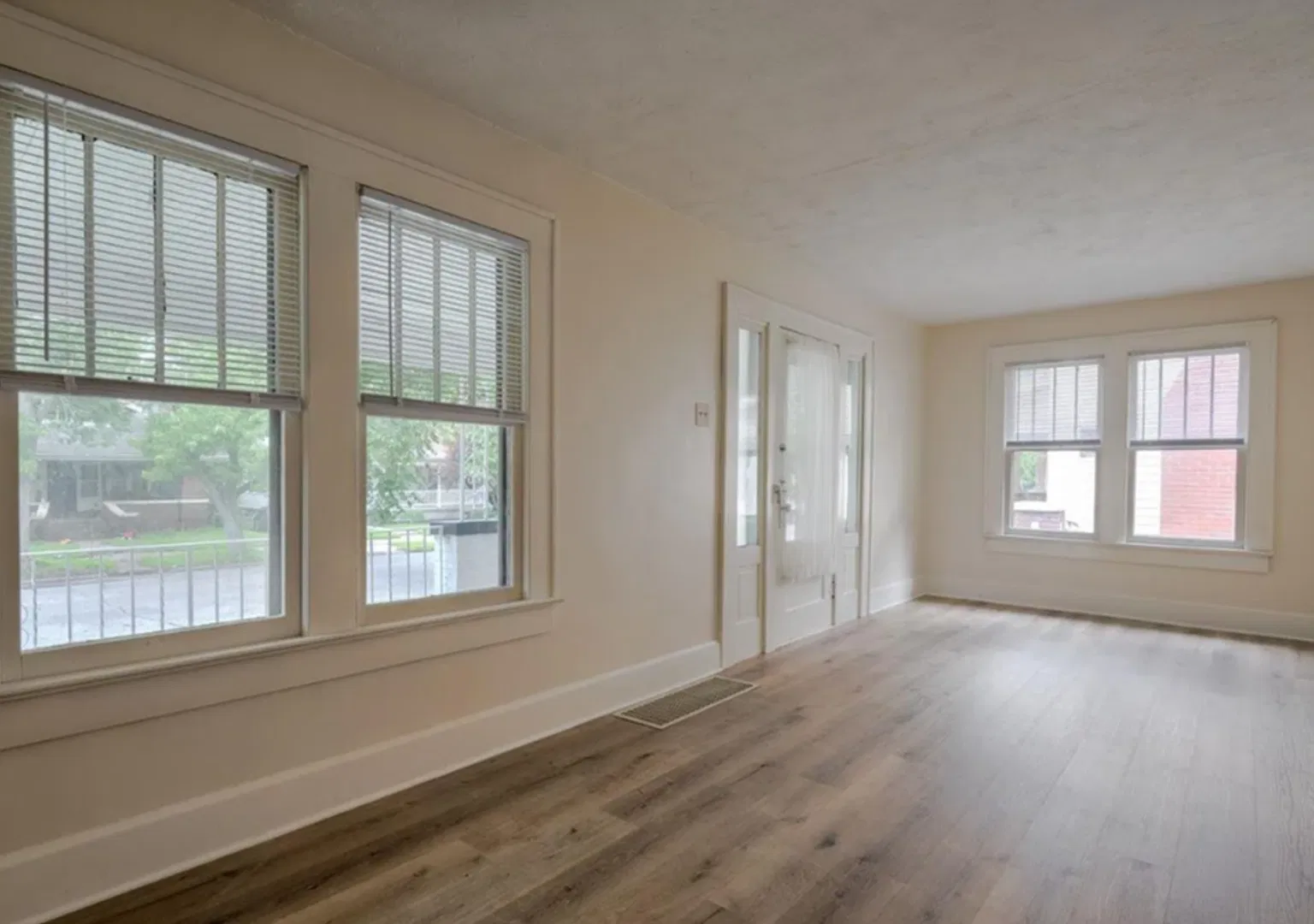 Bright & Inviting 2 Bedroom 1 Bathroom Bungalow — Photo 3