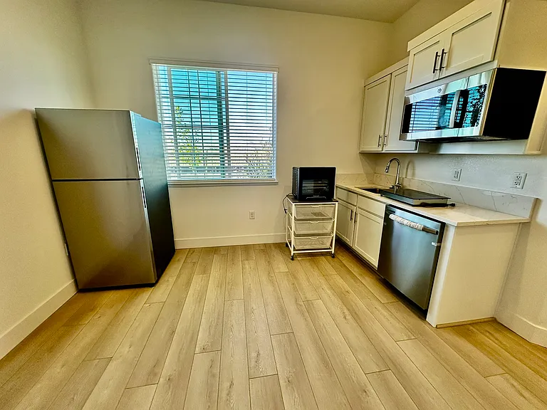 529 E Fiorino St — Photo 2