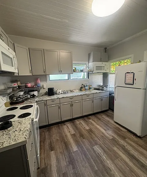 19 Florence St #13 — Photo 4