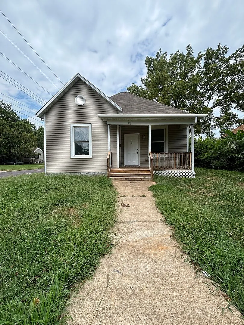 3 Bedroom 1 Bath Available Now — Photo 1