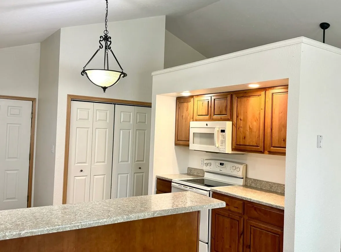 2 bed, 1555 sqft, $995 — Photo 3