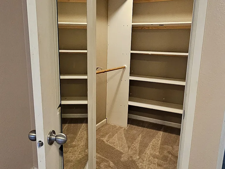 Walkin closet in bed room