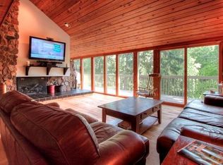 343 S Lwr Gardens Rd, Fontana, WI 53125