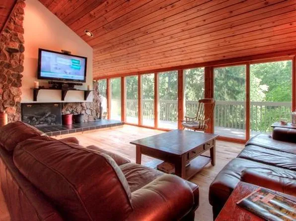 343 S Lwr Gardens Rd, Fontana, WI 53125