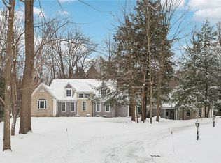 2921 Hunters Woods Ln, Willoughby Hills, OH 44094