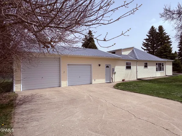 224 1st St W, Center, ND 58530