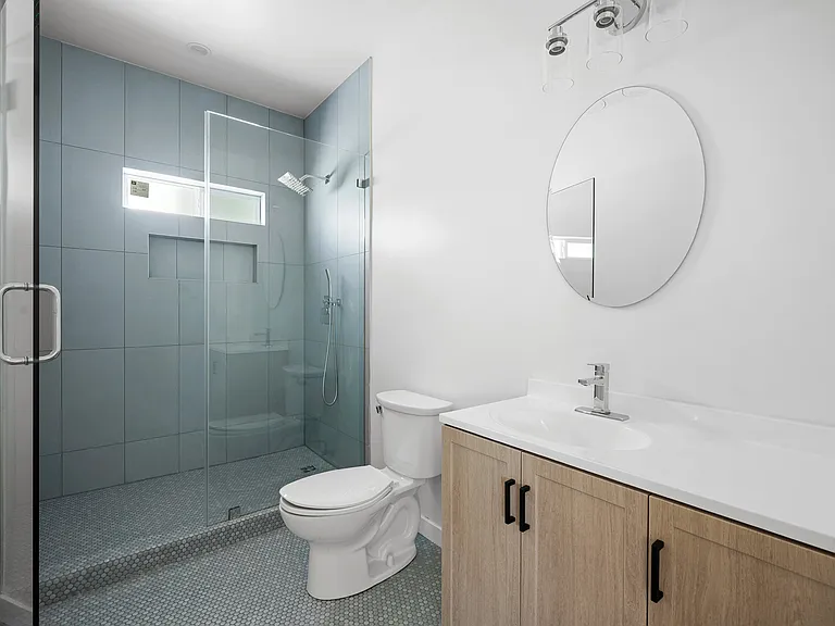 10939 Nassau Ave — Photo 15