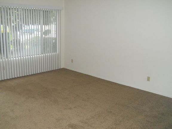5th image of 303 Starr Ave APT 18