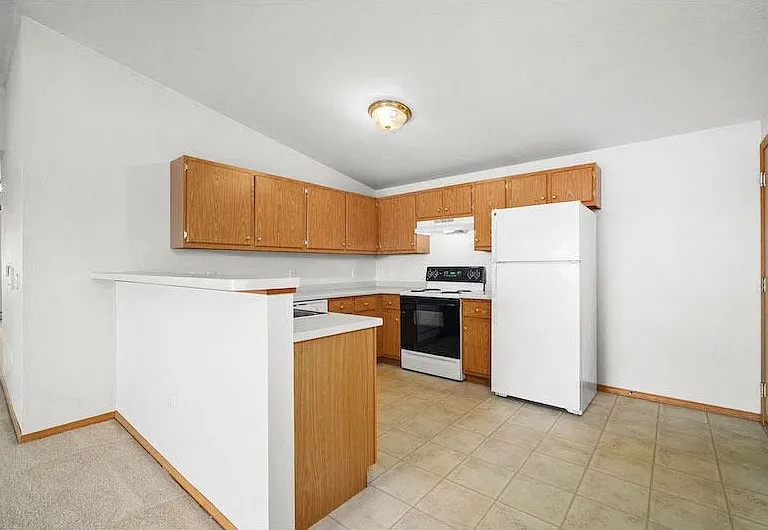 HILLTOP PARK APARTMENTS — Photo 3