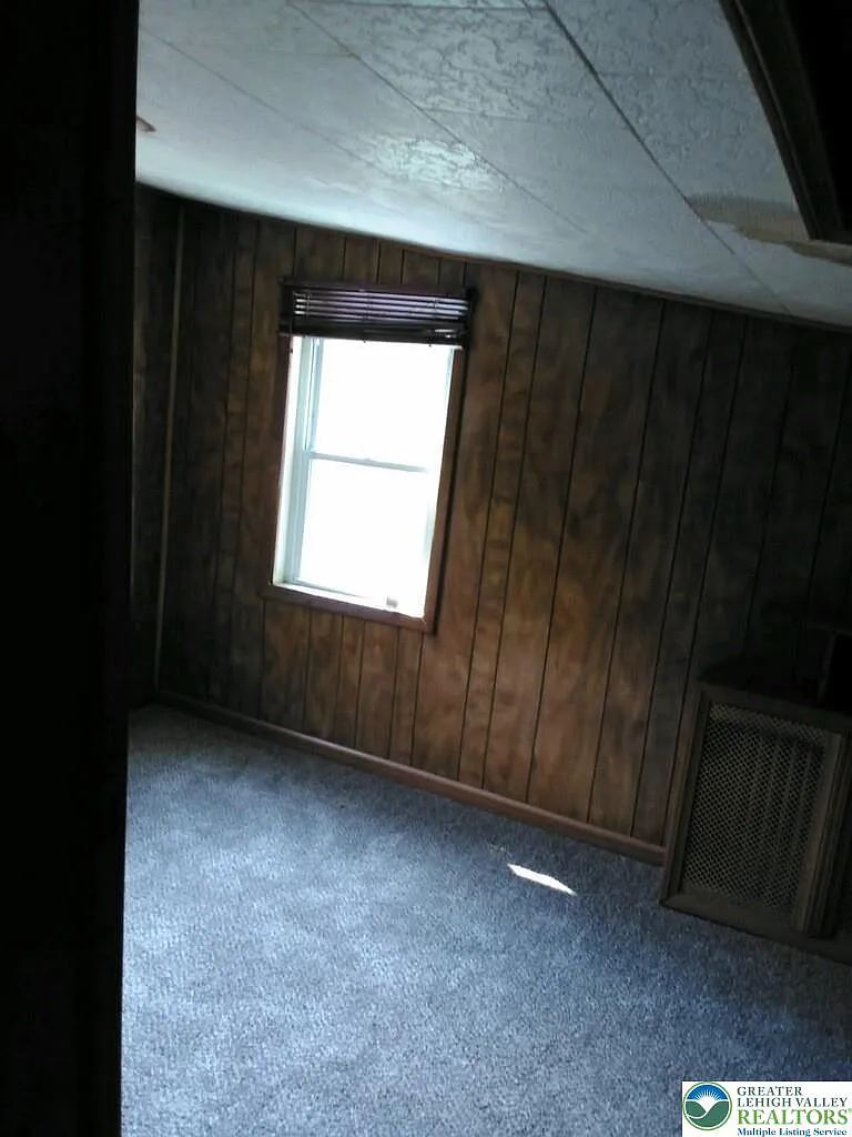 3 bed, 1.0 bath, 1300 sqft, $1,300 — Photo 4