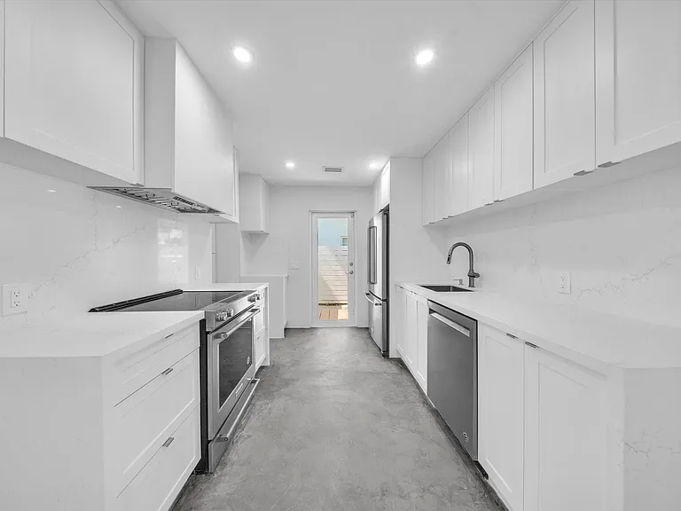 1721 N 16th Ct — Photo 10