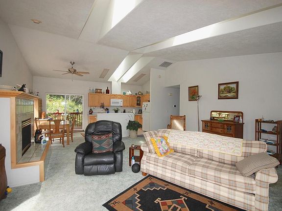 4th image of 578 NW Sunset Blvd
