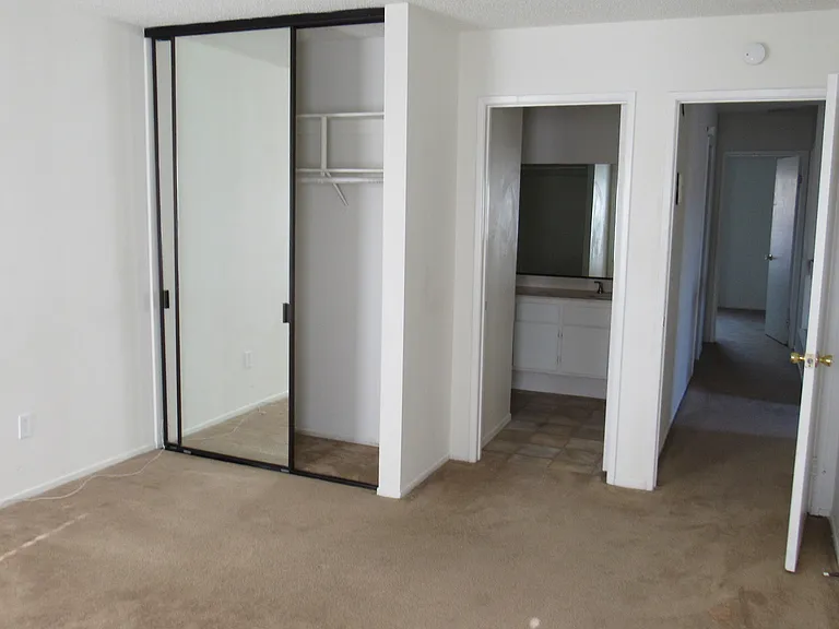 4820 Penrose Ave — Photo 11