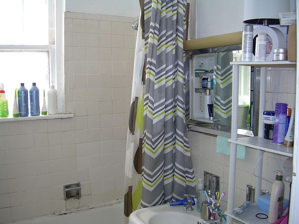 1st image of 3412 W Montrose Ave APT 202