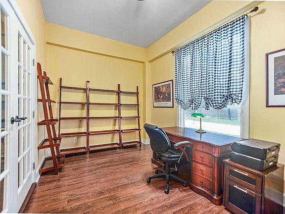 5th image of 407 Robinson St