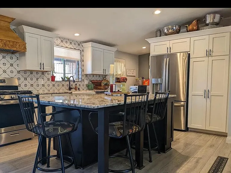 Kitchen w/ large island