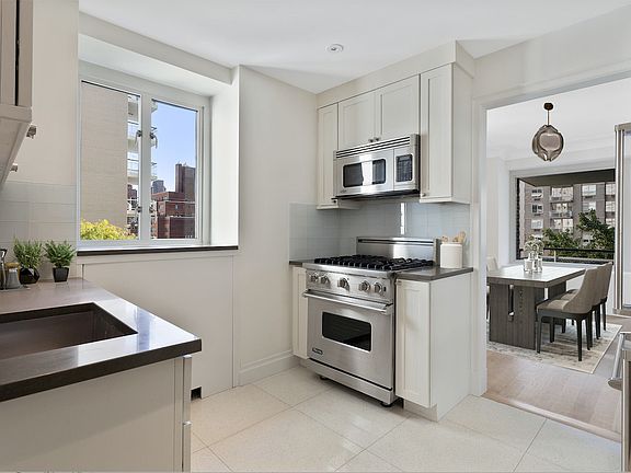 5th image of 200 E 66th St APT D0702