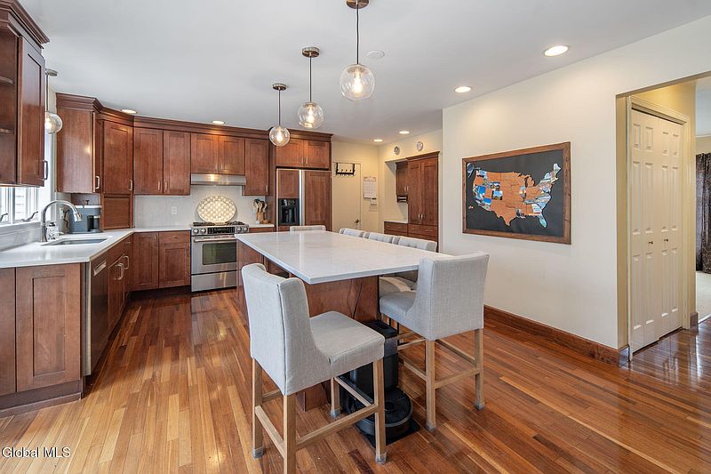 5th image of 18 Hiawatha Drive