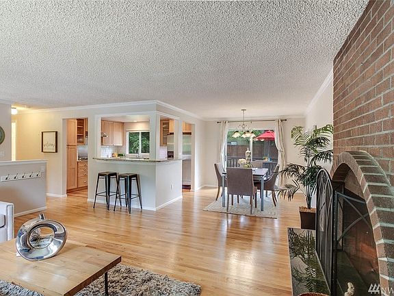 Great open floor plan for family and friends gatherings.