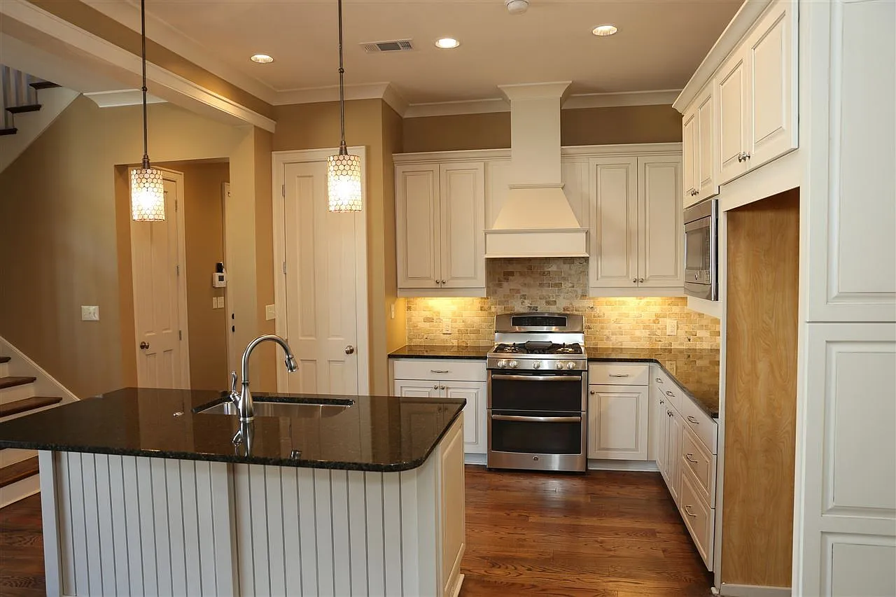 2 bed, 2.5 bath, 1983 sqft, $2,750 — Photo 2