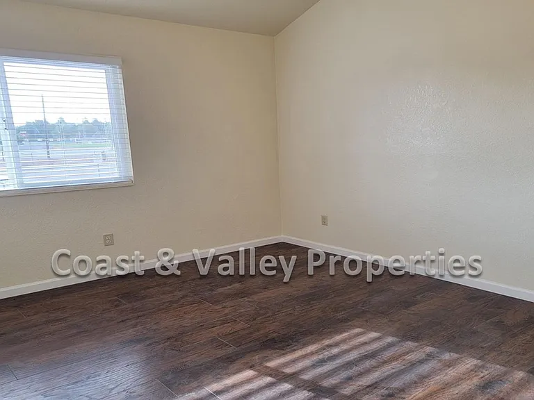 980 Memorial Dr — Photo 6