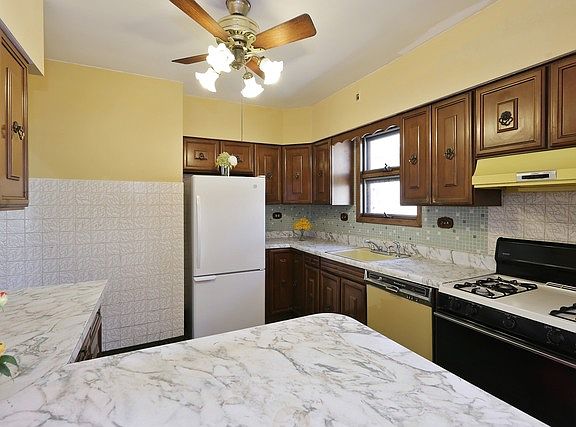 4th image of 2834 N Mont Clare Ave