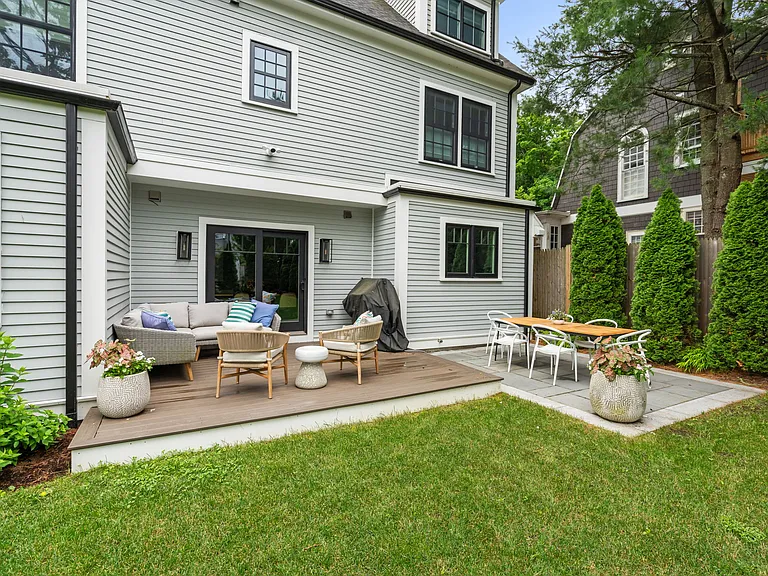 8 Bates Ct — Photo 41